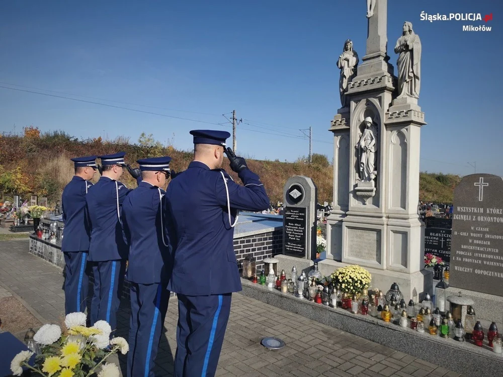Komendanci garnizonu mikołowskiego oddali hołd poległym funkcjonariuszom