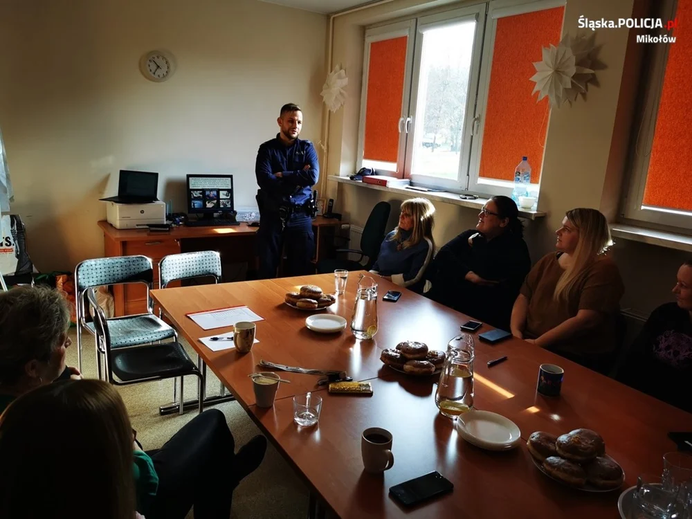 Dzielnicowy w trosce o bezpieczeństwo pracowników socjalnych. Spotkanie z pracownikami CUS