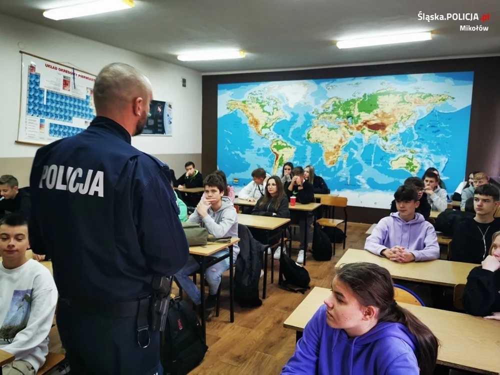 Promocja służby w Policji wśród uczniów łaziskiego technikum