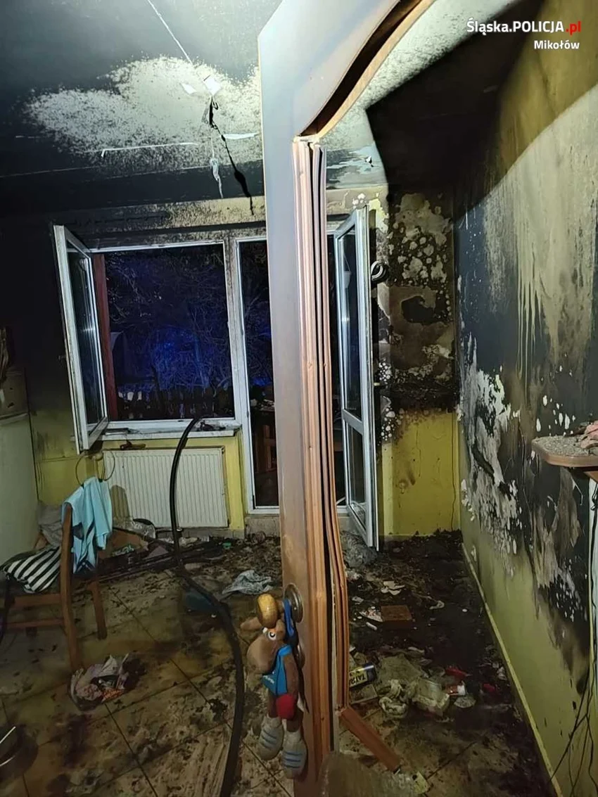 Pożar domu przy ulicy Działkowców. Policjanci wynieśli seniorkę z zadymionego budynku
