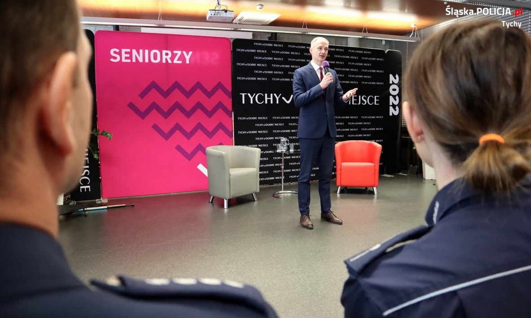Tyscy policjanci opowiedzieli o zagrożeniach na konferencji „Bezpieczny Senior w Tychach”