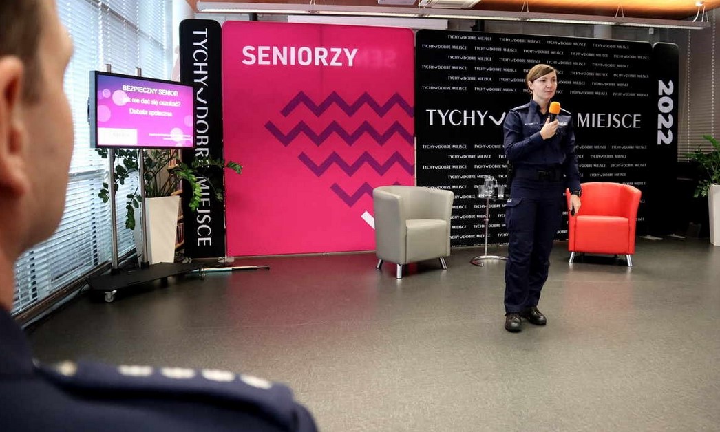 Tyscy policjanci opowiedzieli o zagrożeniach na konferencji „Bezpieczny Senior w Tychach”