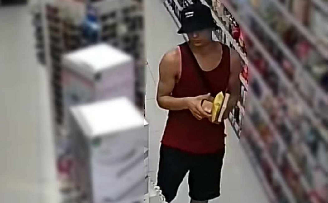 [FOTO] 20-latek podejrzany o kradzież perfum. Rozpoznajesz go?