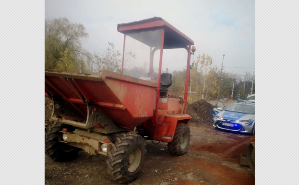 Na sądowym zakazie prowadził minikoparkę. Kierowca był pijany!