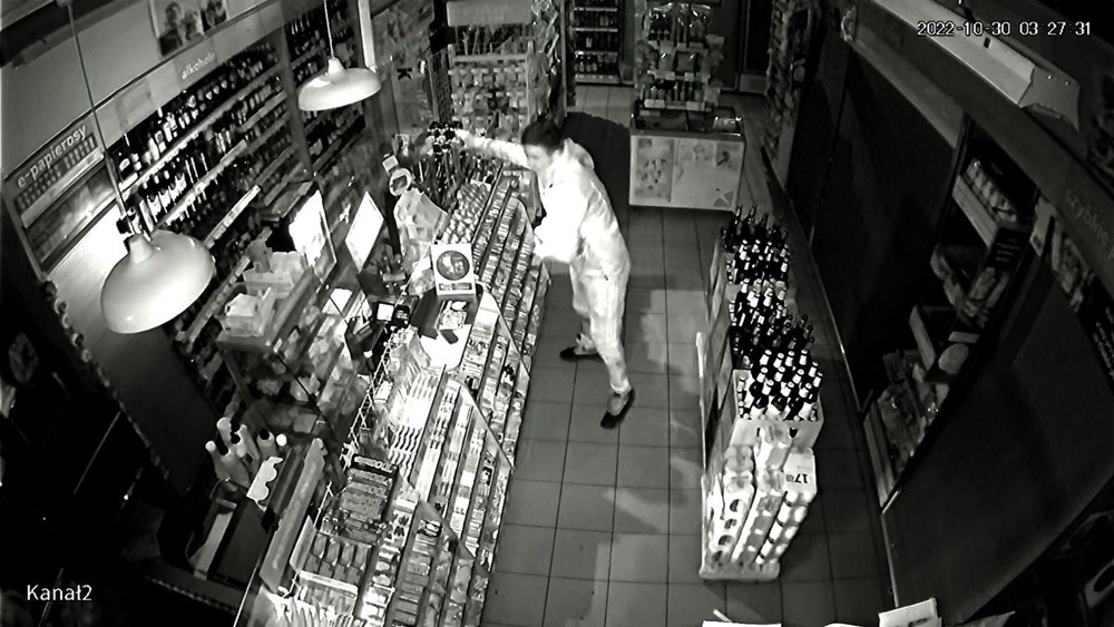 Policjanci poszukują włamywacza. Poznajesz go? [WIDEO]