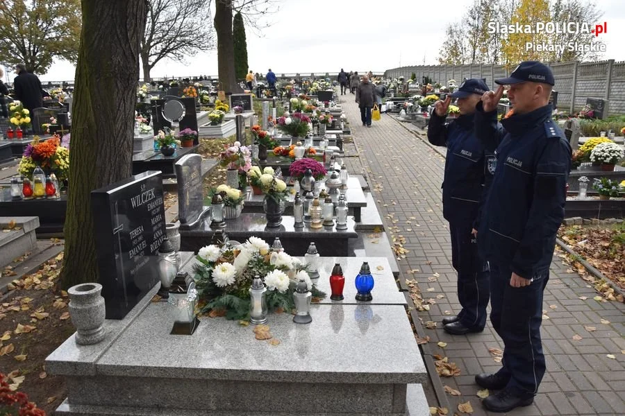 Policjanci oddali hołd zmarłym i zasłużonym obywatelom regionu