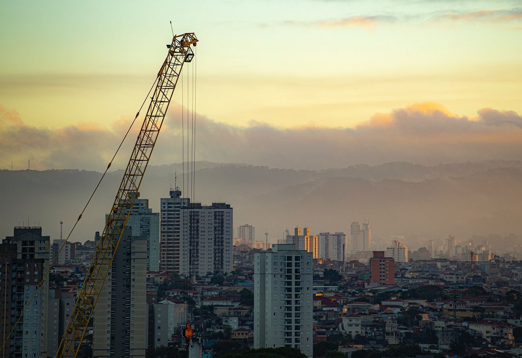 W jakich pracach dźwigowych sprawdzi się kompaktowy mini żuraw?