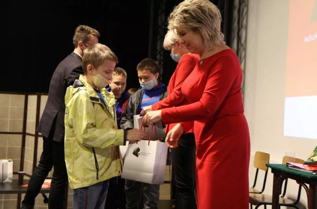 Uczniowie śląskich szkół otrzymali czujniki czadu od PGG