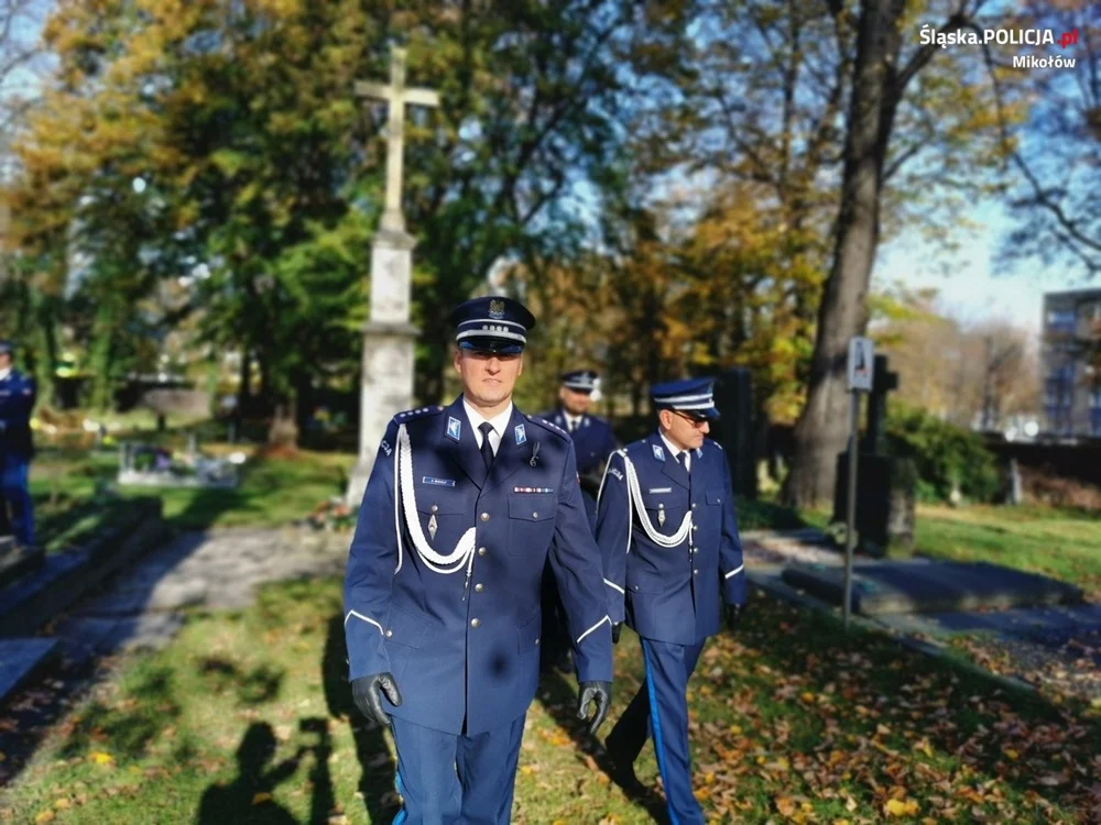 Komendanci garnizonu mikołowskiego oddali hołd poległym funkcjonariuszom