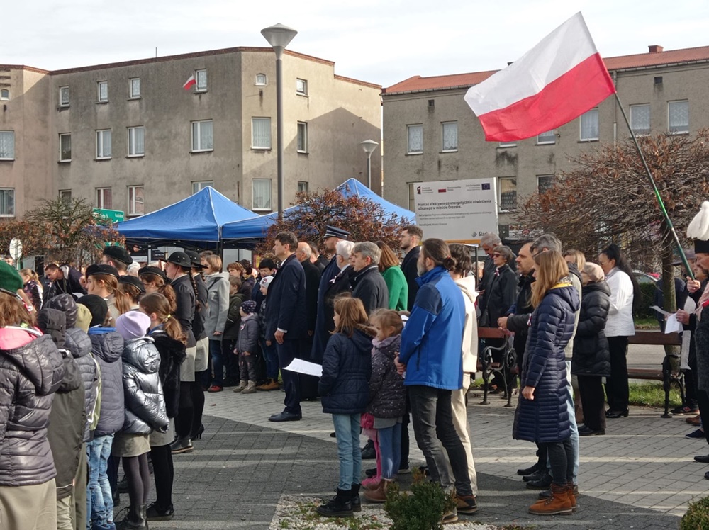 Mieszkańcy zaśpiewali hymn Polski. Obchody 11 listopada w Orzeszu