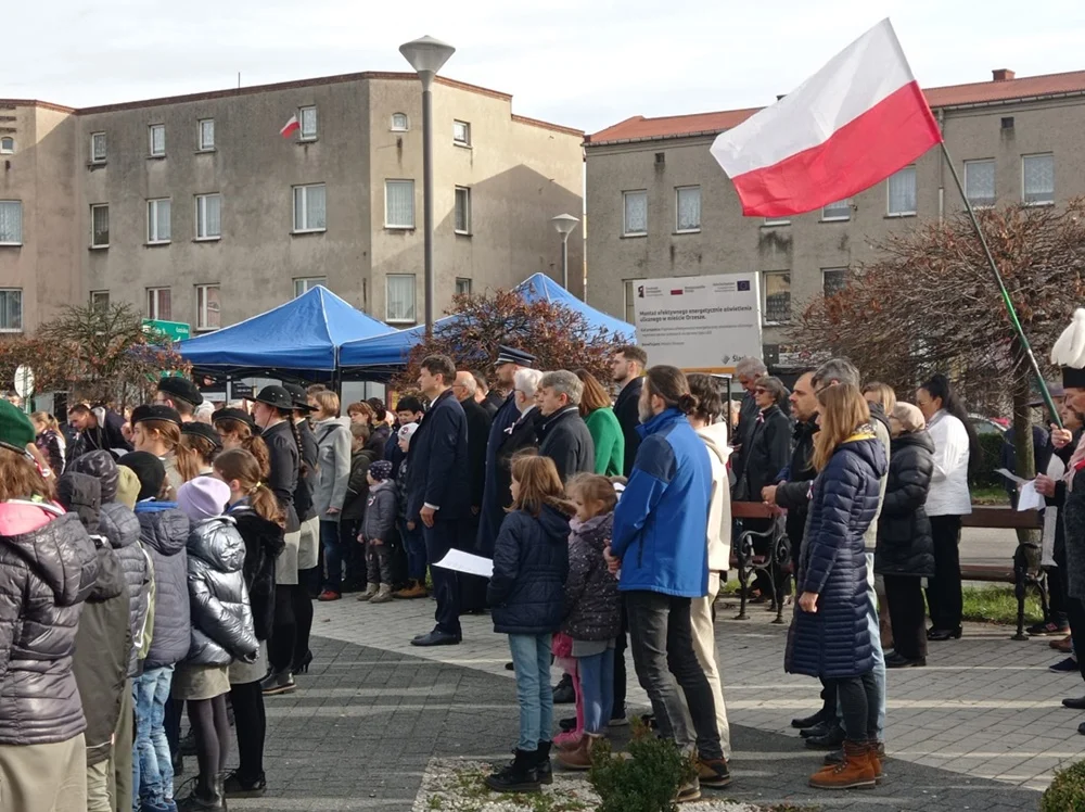 Mieszkańcy zaśpiewali hymn Polski. Obchody 11 listopada w Orzeszu