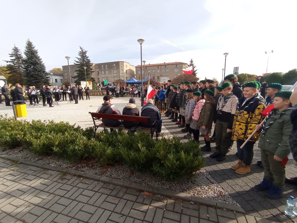 Mieszkańcy zaśpiewali hymn Polski. Obchody 11 listopada w Orzeszu