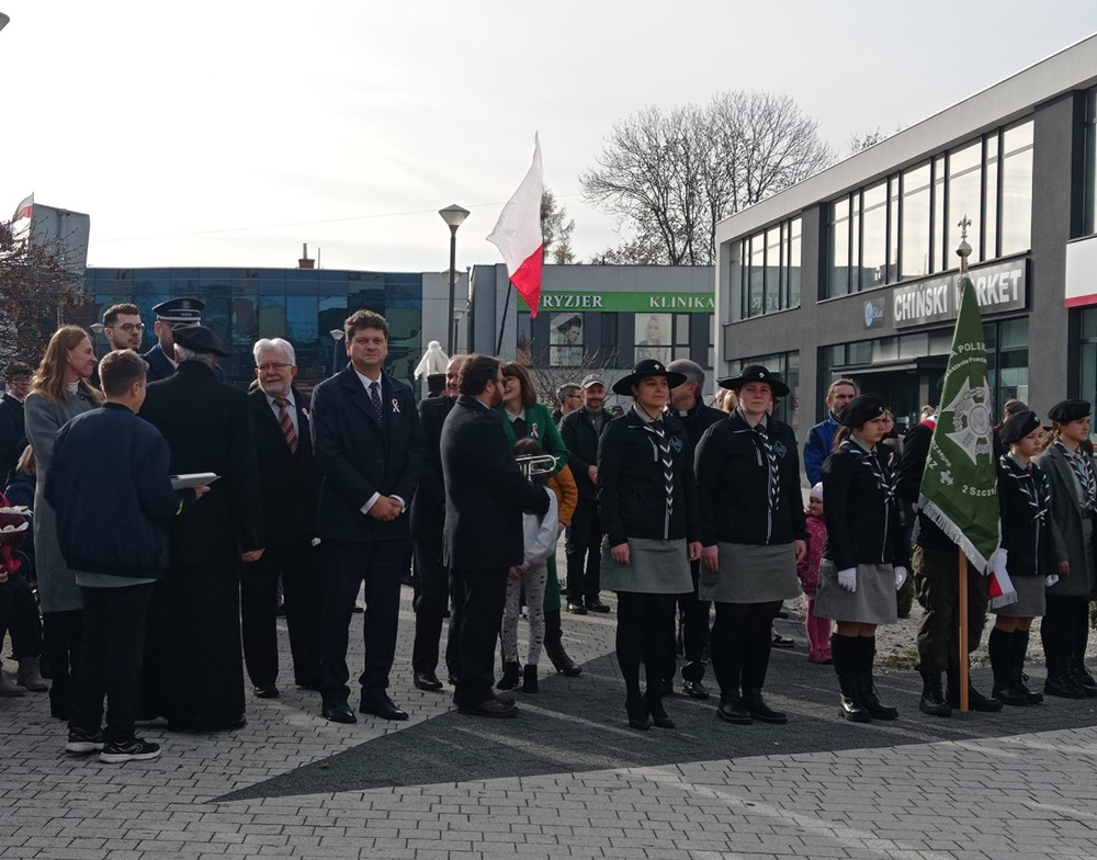 Mieszkańcy zaśpiewali hymn Polski. Obchody 11 listopada w Orzeszu