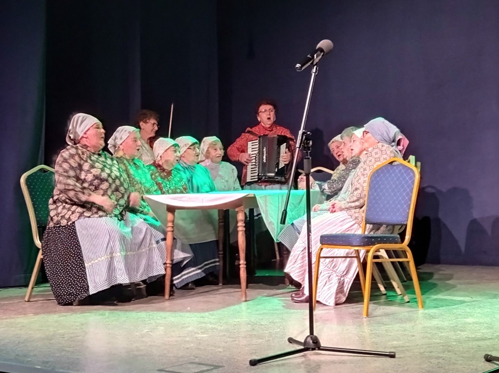 "Wyszkubki" w wykonaniu Regionalnego Zespołu Śpiewaczego. Gromkie brawa w MOKu