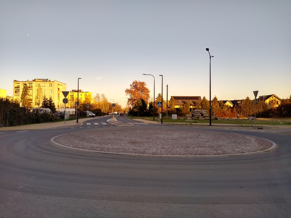 Nowe rondo i droga rowerowa. Ulica Biegusa przedłużona