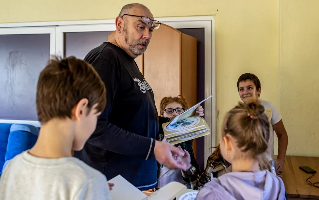 Uczniowie otrzymali książkę wspierającą dzieci w sytuacji wojny na Ukrainie