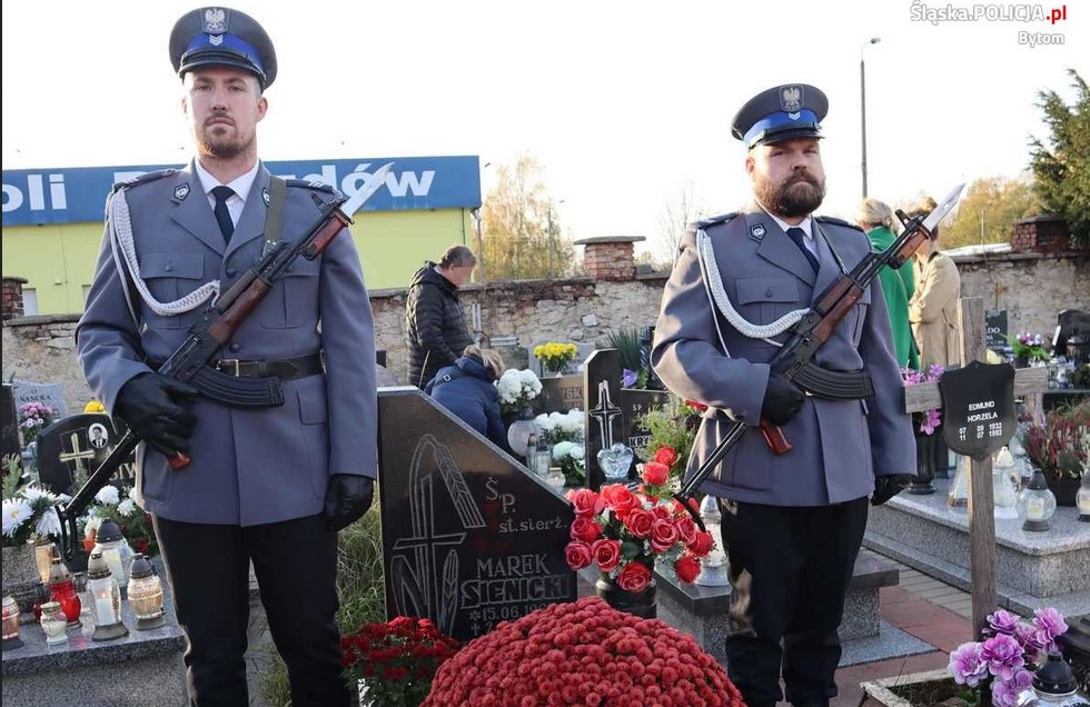Wszystkich Świętych 2022: Policjanci oddali hołd poległemu na służbie koledze