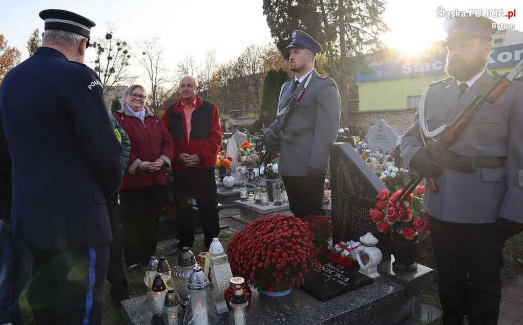 Wszystkich Świętych 2022: Policjanci oddali hołd poległemu na służbie koledze