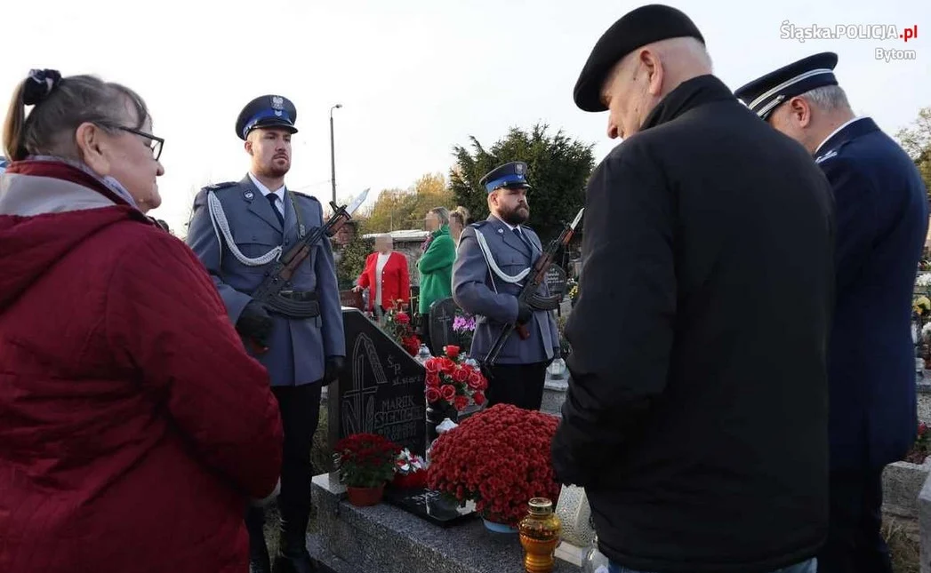 Wszystkich Świętych 2022: Policjanci oddali hołd poległemu na służbie koledze