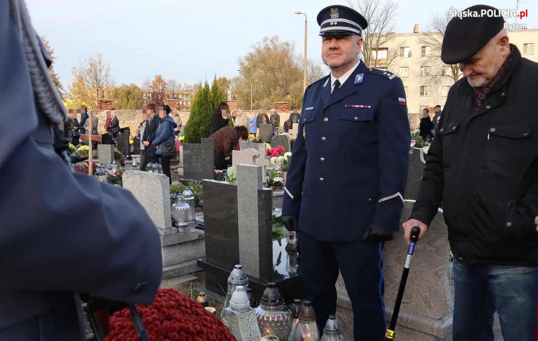 Wszystkich Świętych 2022: Policjanci oddali hołd poległemu na służbie koledze