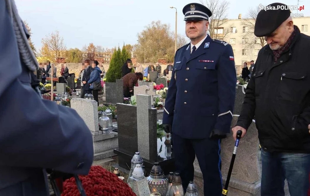 Wszystkich Świętych 2022: Policjanci oddali hołd poległemu na służbie koledze