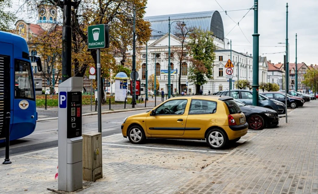 Modernizacja chodnika i miejsc postojowych przy ul. Moniuszki zakończona