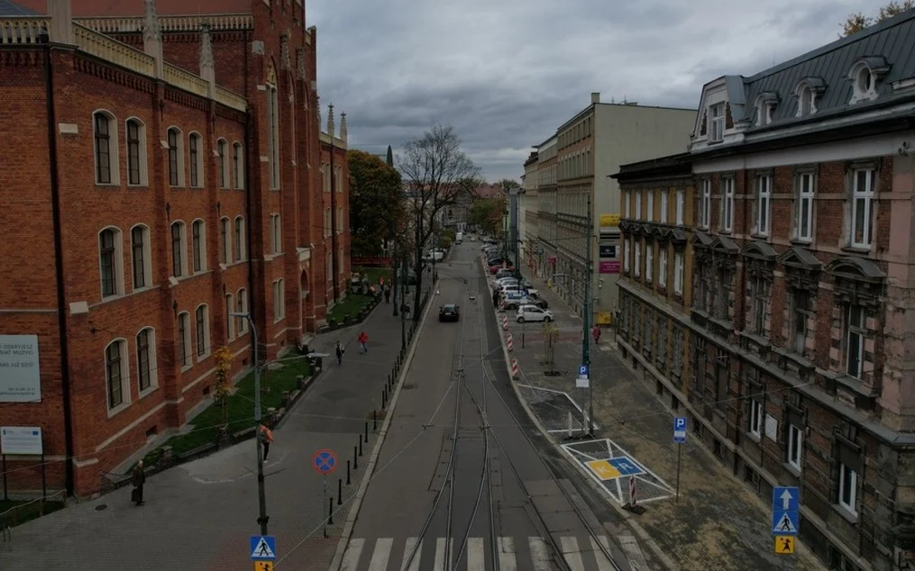 Modernizacja chodnika i miejsc postojowych przy ul. Moniuszki zakończona