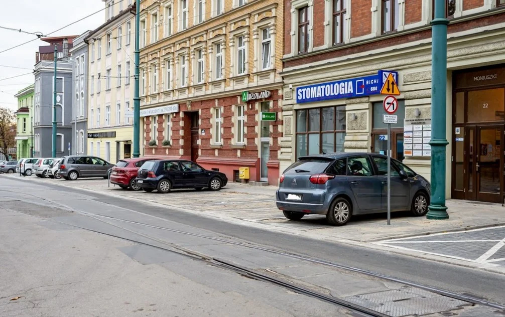 Modernizacja chodnika i miejsc postojowych przy ul. Moniuszki zakończona