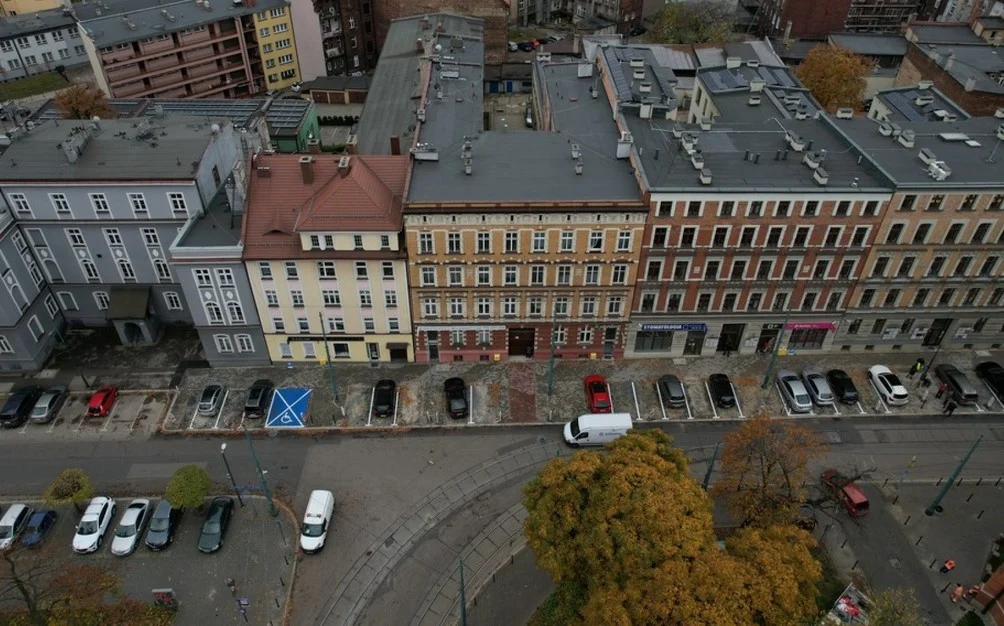 Modernizacja chodnika i miejsc postojowych przy ul. Moniuszki zakończona