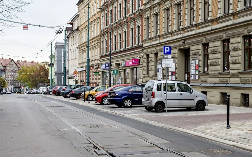 Modernizacja chodnika i miejsc postojowych przy ul. Moniuszki zakończona
