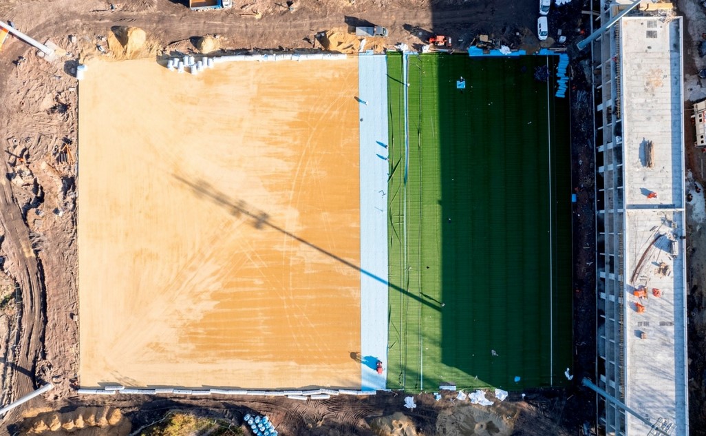 Trwa budowa obiektu piłkarskiego Polonii Bytom. Zakończył się montaż murawy