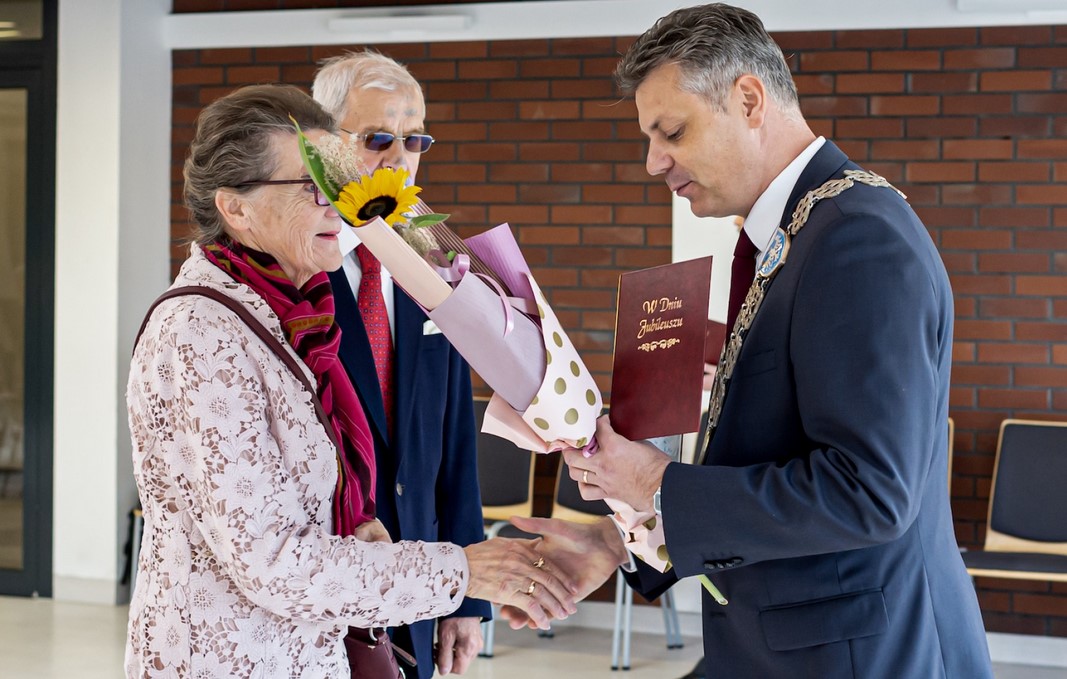 [ZDJĘCIA] Świętowali Diamentowe i Żelazne Gody. 23 pary otrzymały okolicznościowe medale