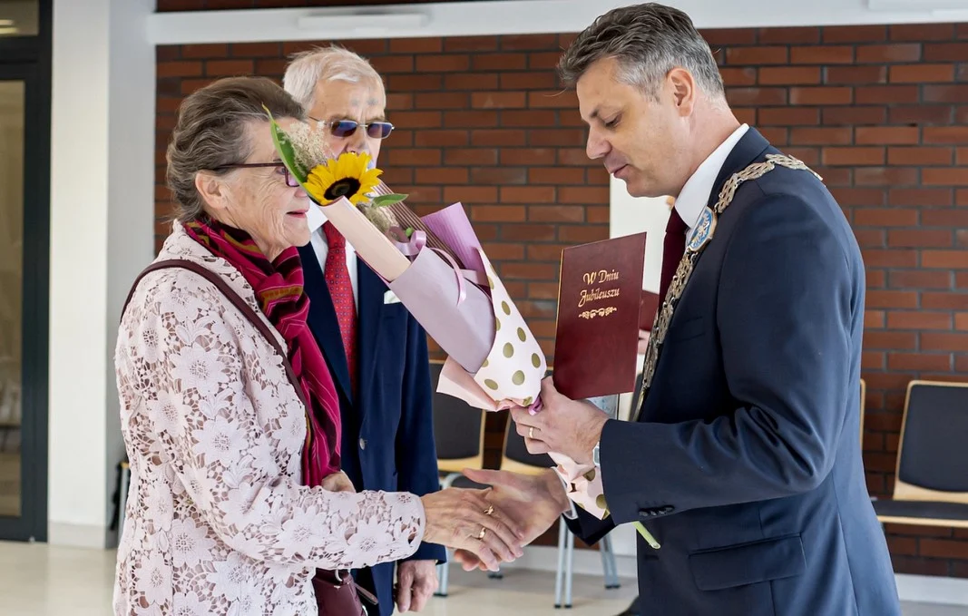 [ZDJĘCIA] Świętowali Diamentowe i Żelazne Gody. 23 pary otrzymały okolicznościowe medale