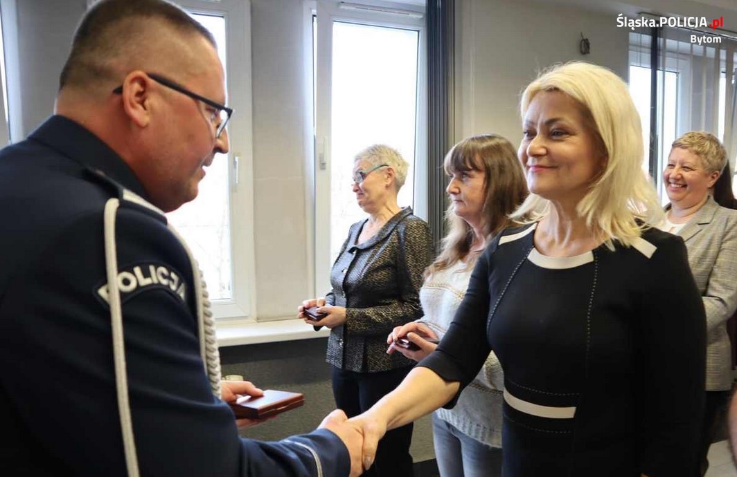 Święto Służby Cywilnej w bytomskim garnizonie. Komendant wręczył medale pracownikom