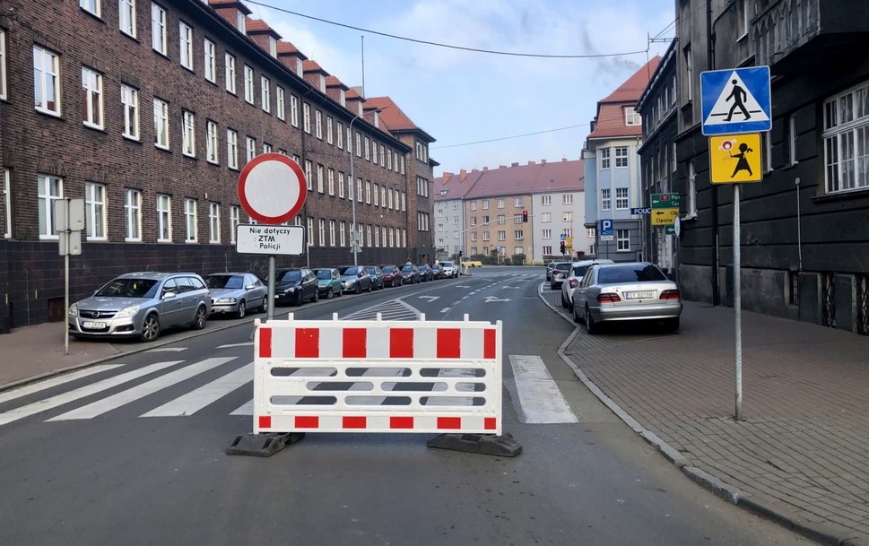 Skrzyżowanie Strzelców Bytomskich z Chrzanowskiego zamknięte. Trwa naprawa jezdni