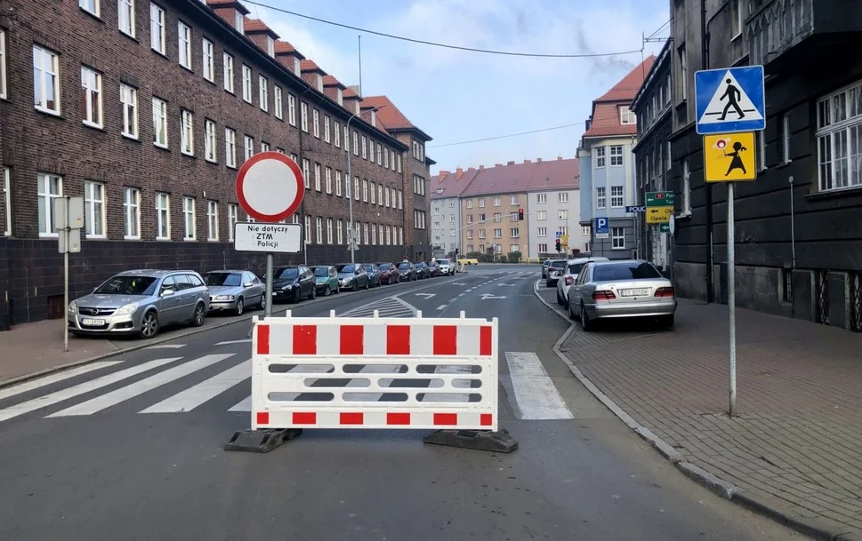 Skrzyżowanie Strzelców Bytomskich z Chrzanowskiego zamknięte. Trwa naprawa jezdni