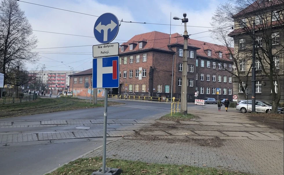 Skrzyżowanie Strzelców Bytomskich z Chrzanowskiego zamknięte. Trwa naprawa jezdni