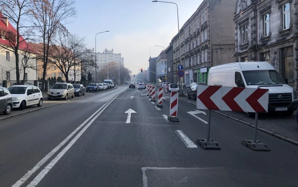 Skrzyżowanie Strzelców Bytomskich z Chrzanowskiego zamknięte. Trwa naprawa jezdni