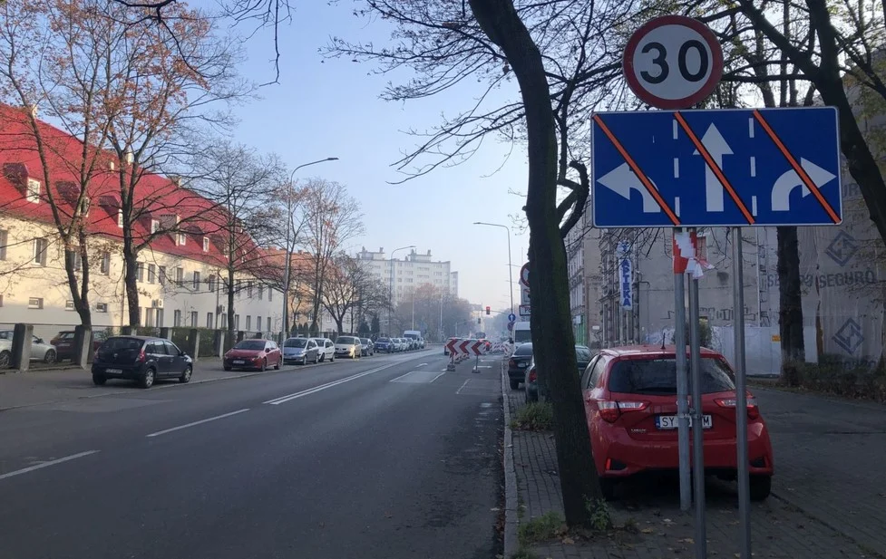 Skrzyżowanie Strzelców Bytomskich z Chrzanowskiego zamknięte. Trwa naprawa jezdni