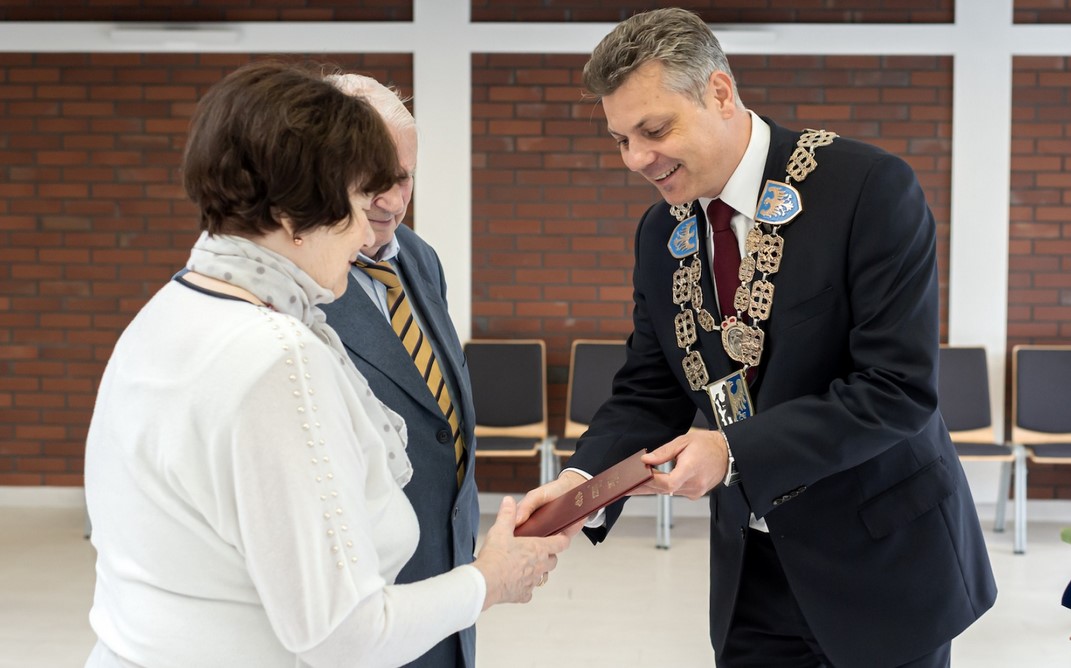 [ZDJĘCIA] Świętowali Diamentowe i Żelazne Gody. 24 pary otrzymały okolicznościowe medale