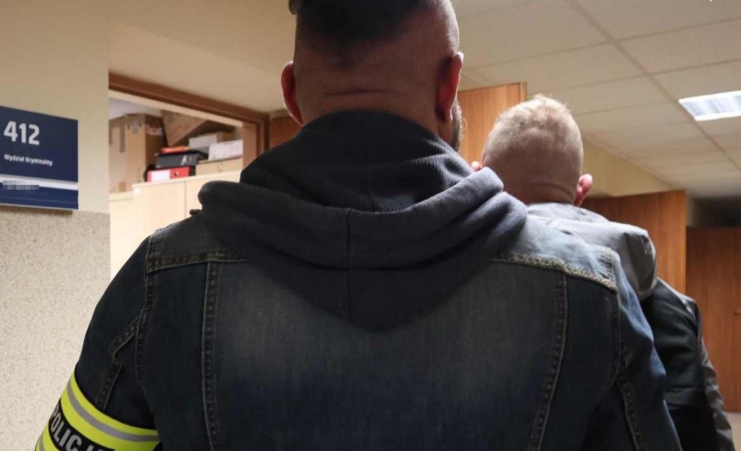 30-letni diler zatrzymany. Miał w mieszkaniu ponad kilogram amfetaminy i metaamfetaminy