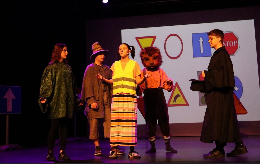 „Znakopolis” - więcej niż przedstawienie. Dla dzieci wystąpili uczniowie szkoły policyjnej