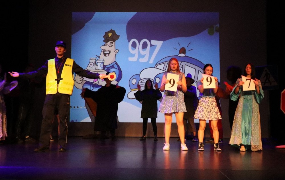 „Znakopolis” - więcej niż przedstawienie. Dla dzieci wystąpili uczniowie szkoły policyjnej