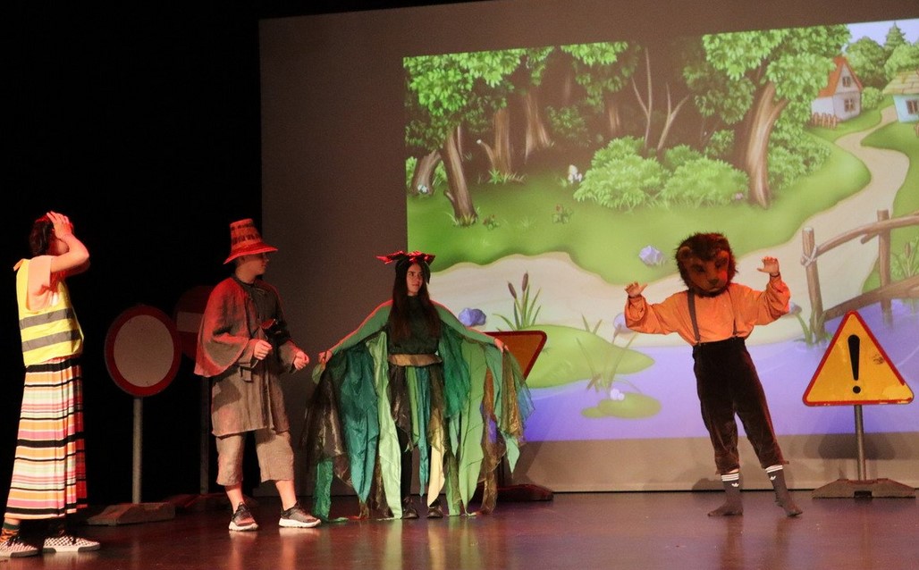 „Znakopolis” - więcej niż przedstawienie. Dla dzieci wystąpili uczniowie szkoły policyjnej