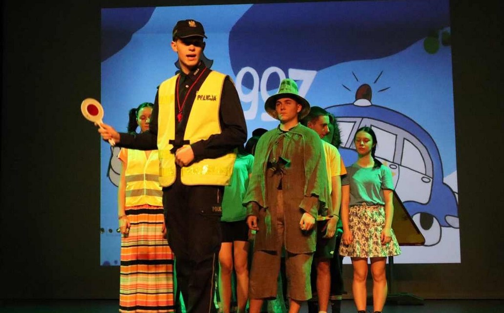 „Znakopolis” - więcej niż przedstawienie. Dla dzieci wystąpili uczniowie szkoły policyjnej