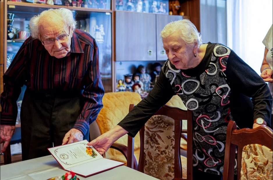 [FOTO] Takiego stażu małżeńskiego można zazdrościć! Świętowali diamentowe i kamienne gody