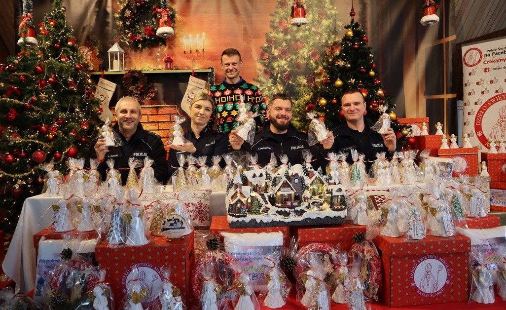 [FOTO] „Dzieło Świętego Mikołaja” wspólnie z bytomskimi policjantami