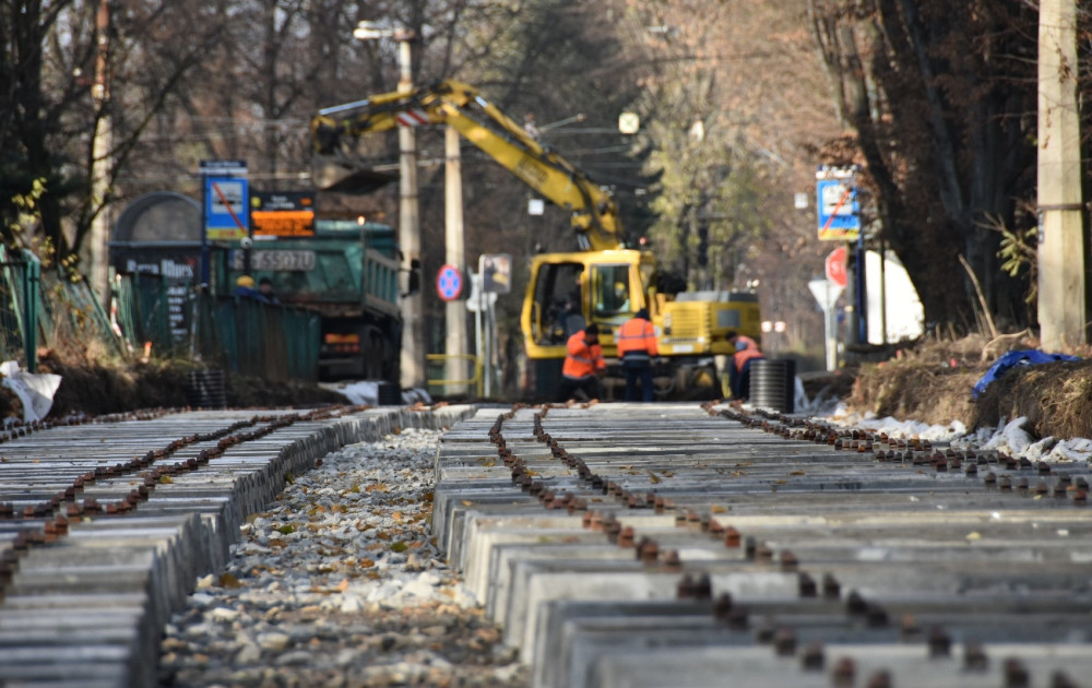Modernizacja torowisk tramwajowych: Na linii do Stroszka trwa montaż podkładów i szyn