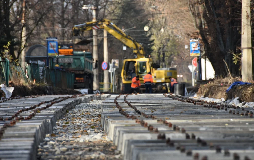 Modernizacja torowisk tramwajowych: Na linii do Stroszka trwa montaż podkładów i szyn