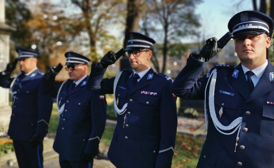 Komendanci garnizonu mikołowskiego oddali hołd poległym funkcjonariuszom